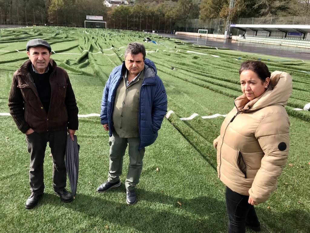 Representantes del PP de Ponte Caldelas comprueban los daños del temporal en el campo de fútbol de Chan da Barcia