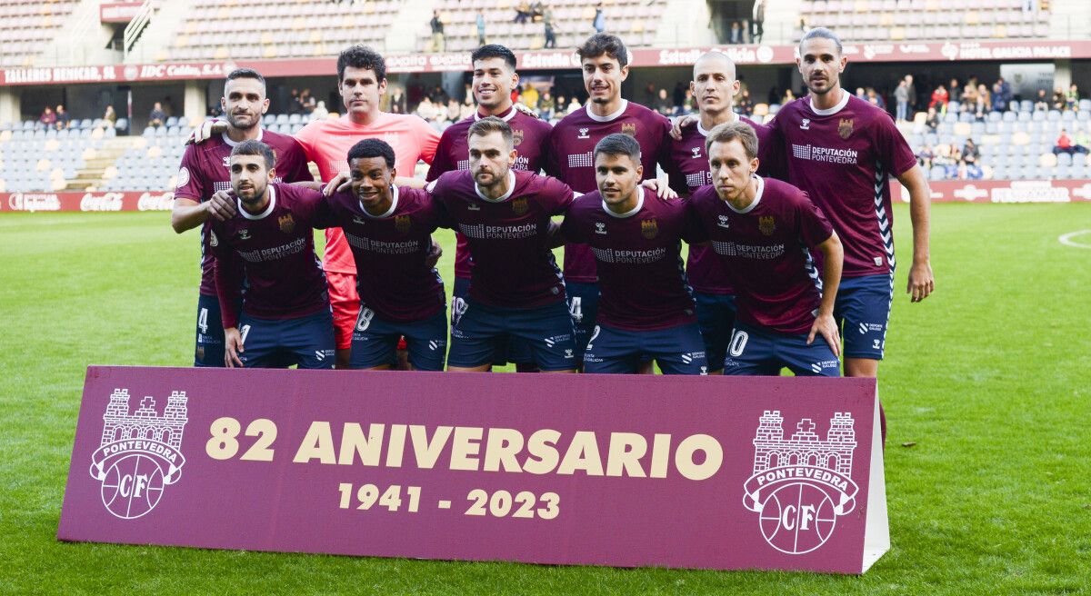 Partido de liga entre Pontevedra CF y Rayo Cantabria en Pasarón