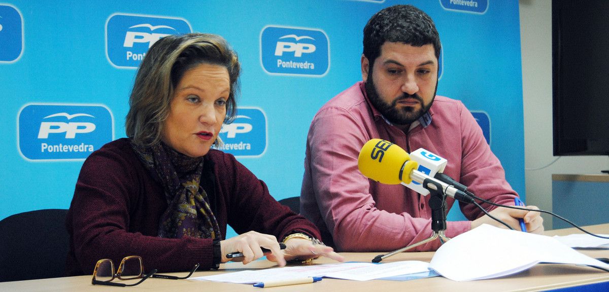 María José Rois y César Abal, en rueda de prensa en la sede del PP local