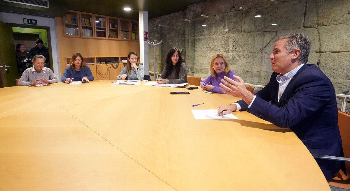 Reunión de Rafa Domínguez con el equipo directivo y personal del Museo de Pontevedra y del departamento de Arquitectura 