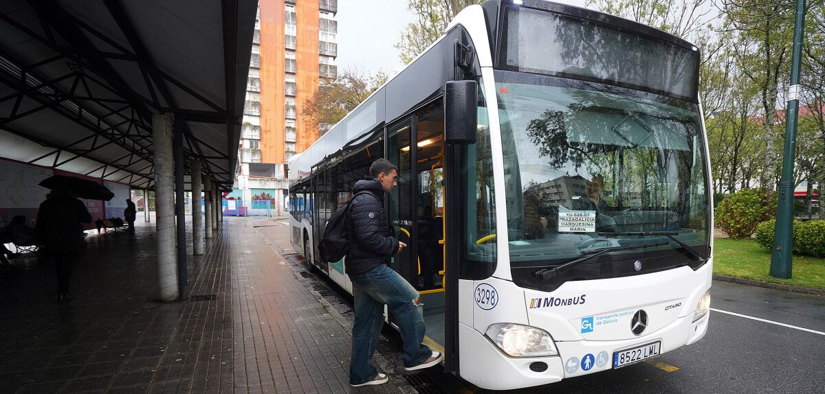 Autobús que fai o servizo entre Pontevedra e Marín 