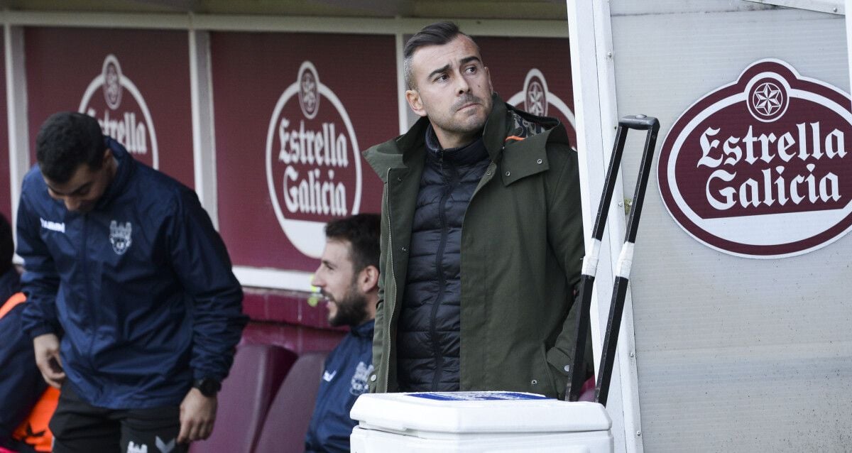 Yago Iglesias, en el partido de liga entre Pontevedra CF y Rayo Cantabria en Pasarón