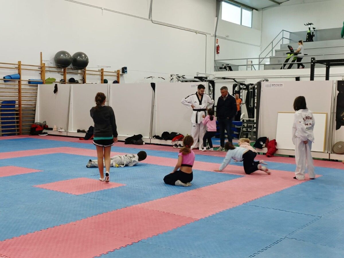 Cándido Muíños visita la escuela municipal de taekwondo