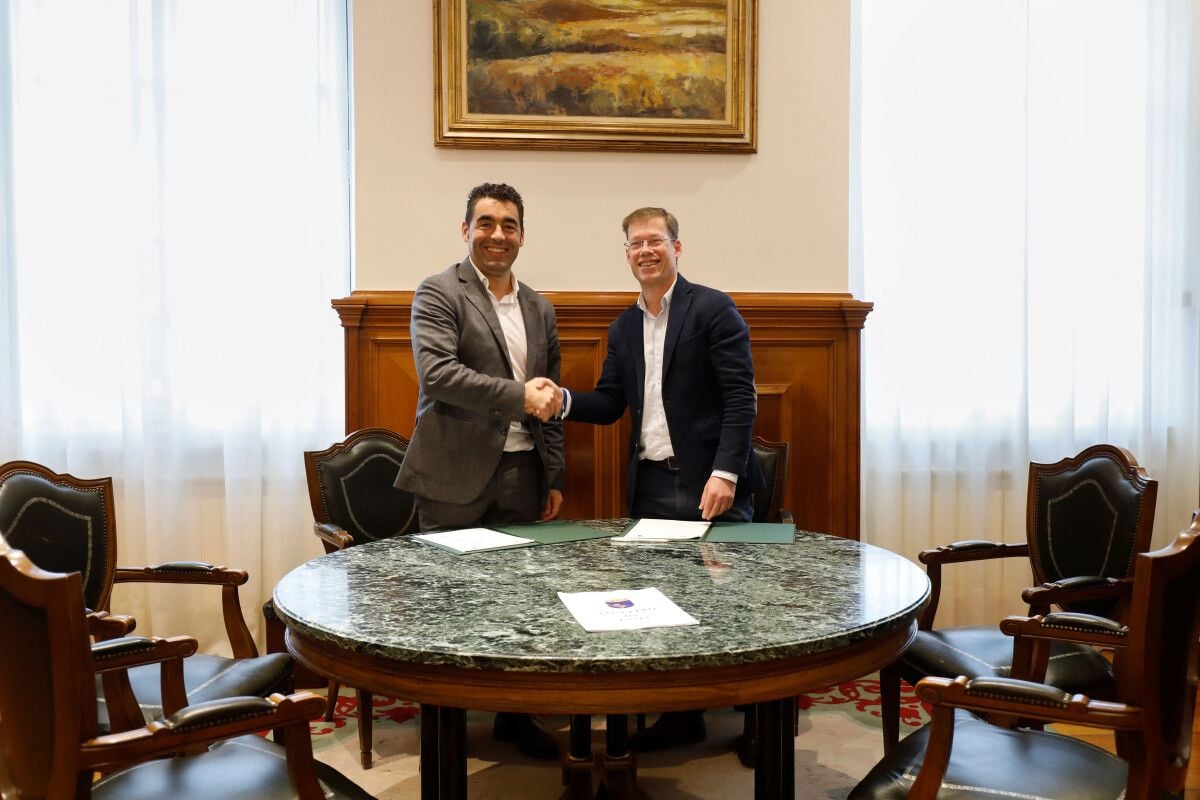 Luis López recibió o alcalde da Lama, David Carrera