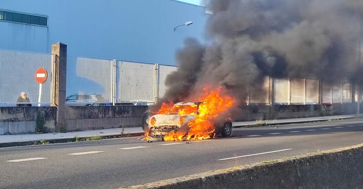 Mini ardiendo tras un accidente en Estribela