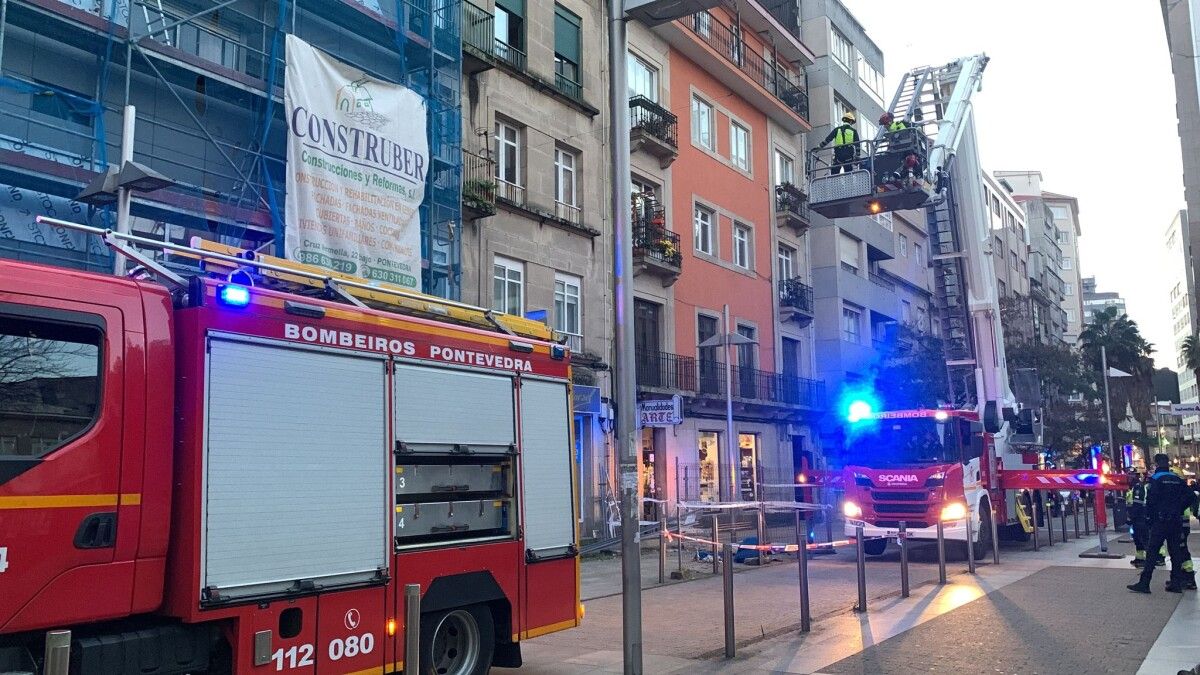 Intervención de los bomberos y policías en Joaquín Costa