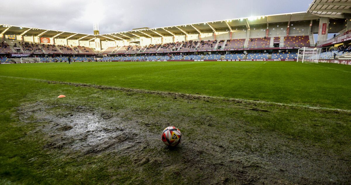 Césped del Estadio Municipal de Pasarón en el descanso del partido entre Pontevedra y Rayo Cantabria