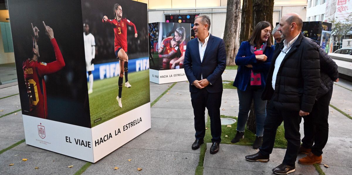 Rafael Louzán y Rafa Domínguez en la inauguración de la exposición fotográfica sobre la Selección Española