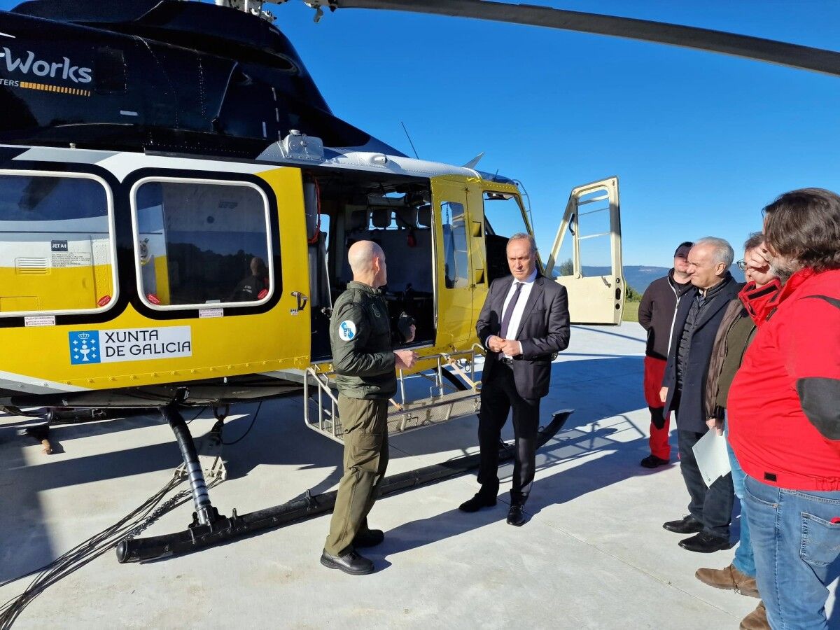 Agustín Reguera, delegado territorial de la Xunta, en la base de helicópteros de O Campiño