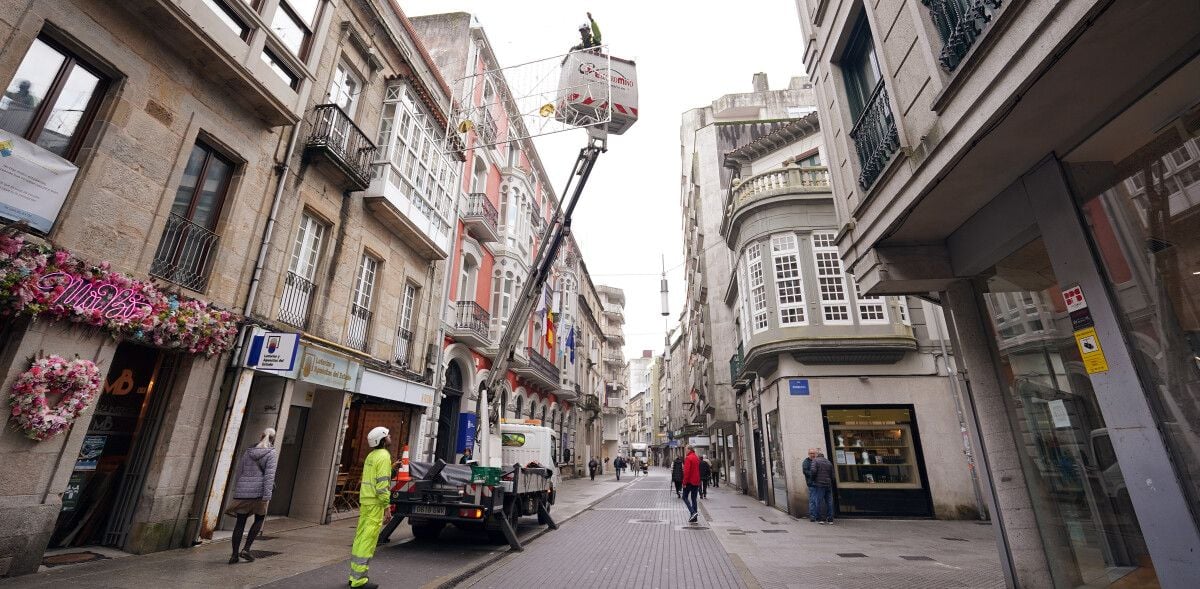 Instalación de la iluminación de Navidad en Pontevedra