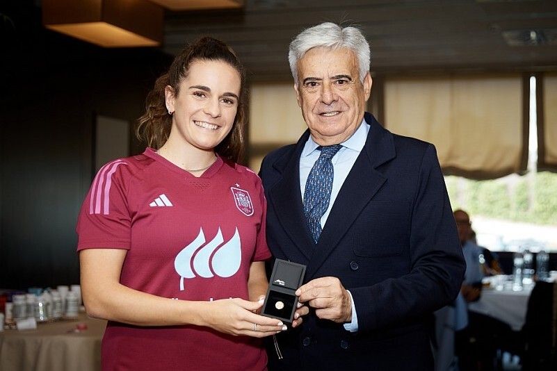 Teresa Abelleira recibe la insignia de oro y brillantes de la RFEF