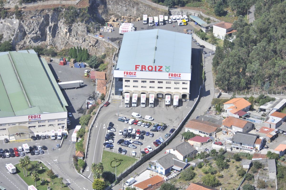 Centro logístico de Froiz en la playa de Lourido en Poio