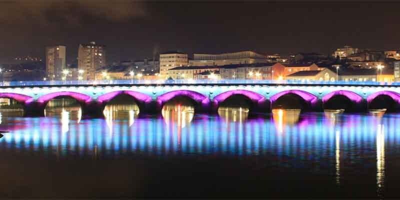 Puente del Burgo iluminado en recuerdo de las víctimas del cáncer de mama