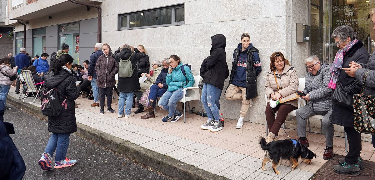 Personas esperando para comprar una entrada para ver el partido de fútbol de la selección española