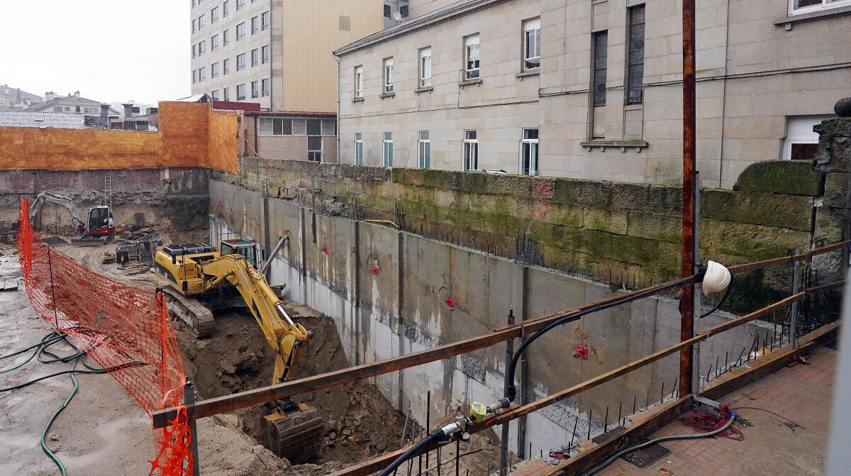 Obras de construcción de un edificio al lado del colegio de Barcelos