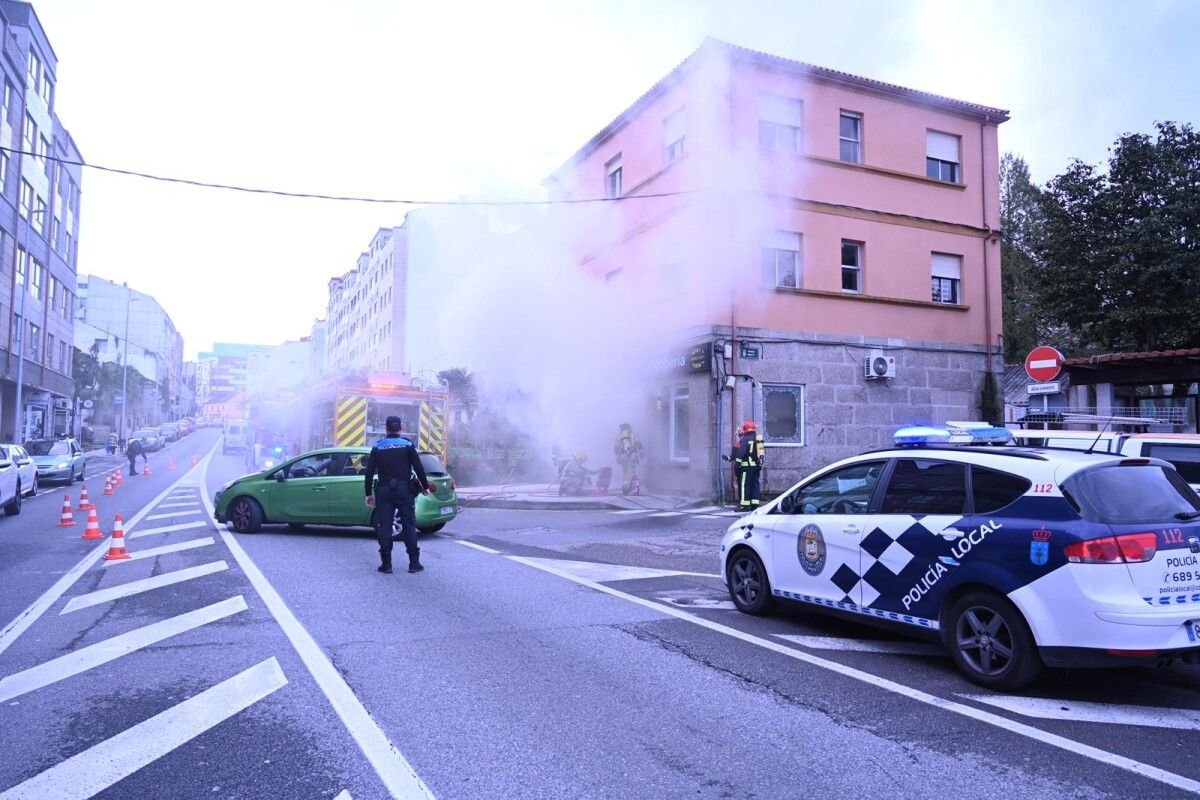 Os bombeiros sufocan un incendio nunha zapatería de San Salvador de Poio