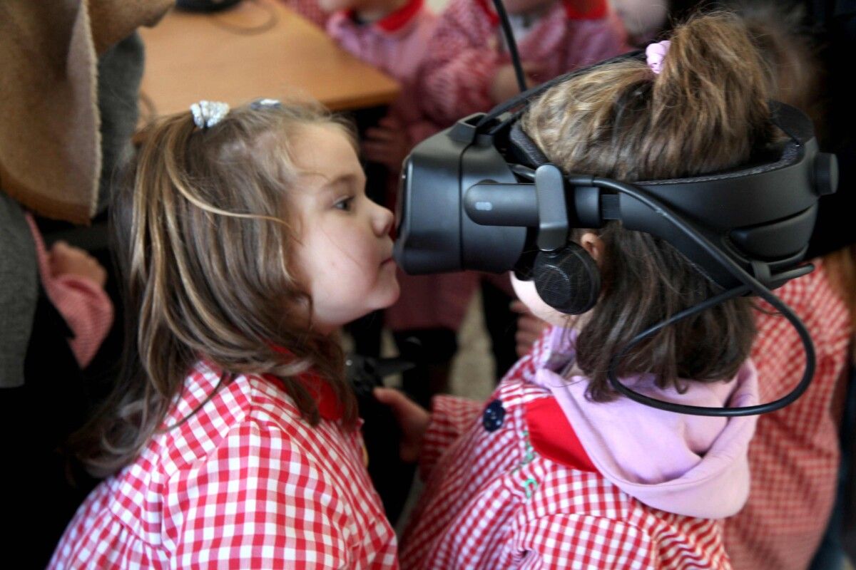 Una niña con gafas de realidad virtual 