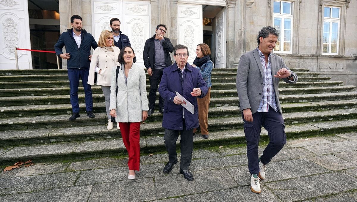 Grupo provincial del PSOE a las puertas de la Deputación mientras se celebraba el Pleno extraordinario para defender la Constitución