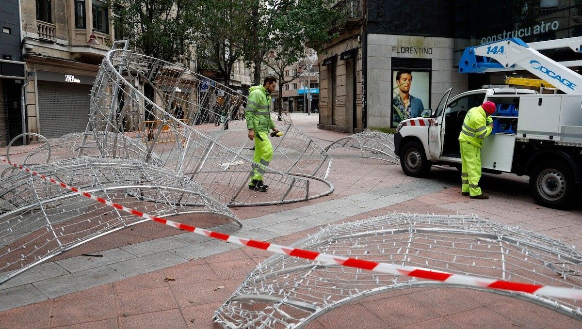 Instalación de la iluminación de Navidad en Pontevedra