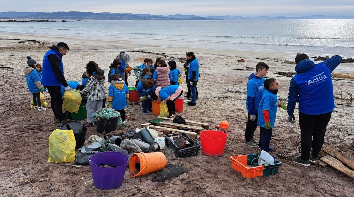 Retirada de residuos en la playa de Raeiros