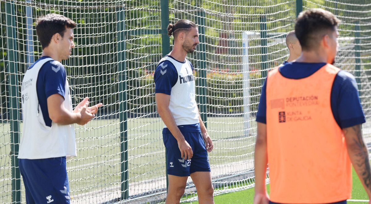 Mario Gómez, entrenando con el Pontevedra en A Xunqueira