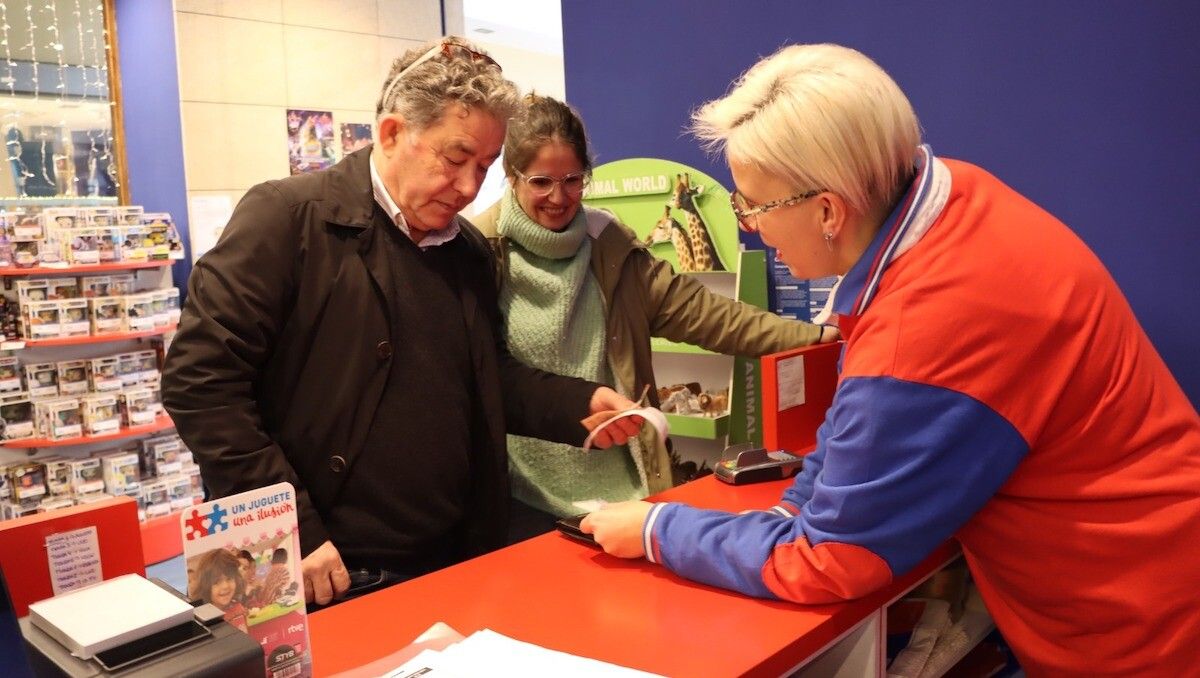 Lores, participando en la campaña solidaria 'Envolve'