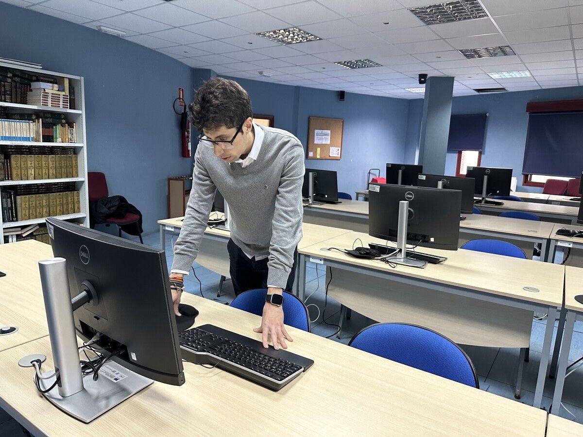 Renovación de ordenadores y material del Aula Cemit de Marín