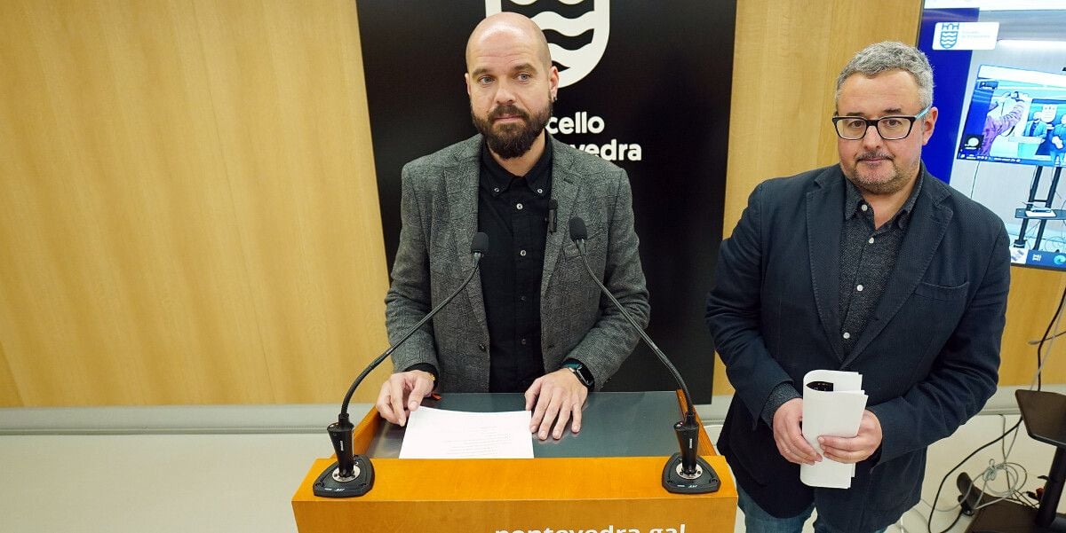 Iván Puentes, del PSOE, y Xosé Rúas, portavoz de la plataforma de usuarios de Media Distancia de Renfe