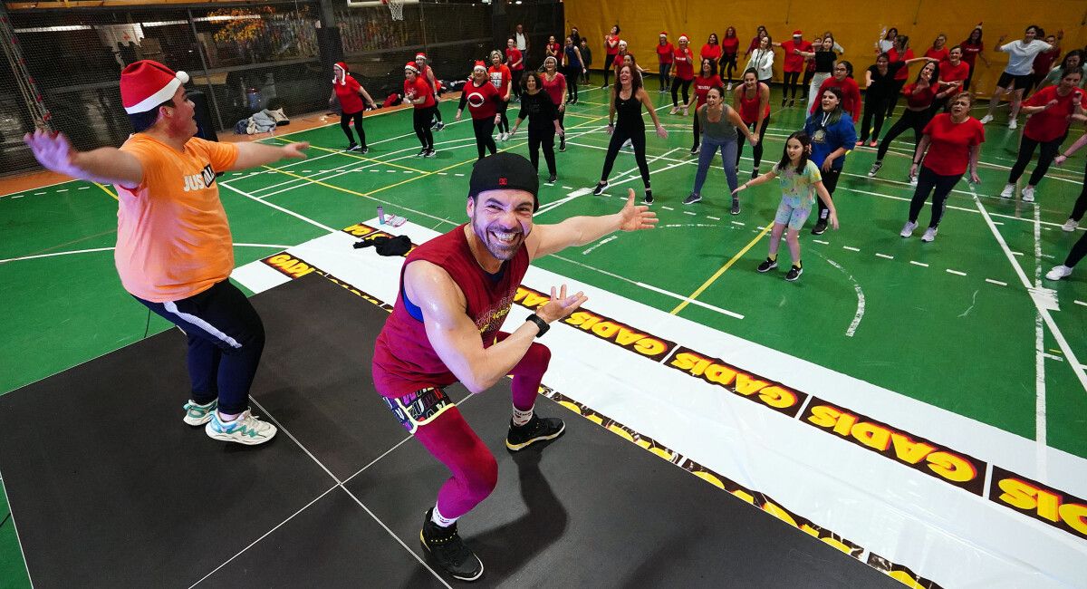 Maratón solidario de Zumba no pavillón universitario