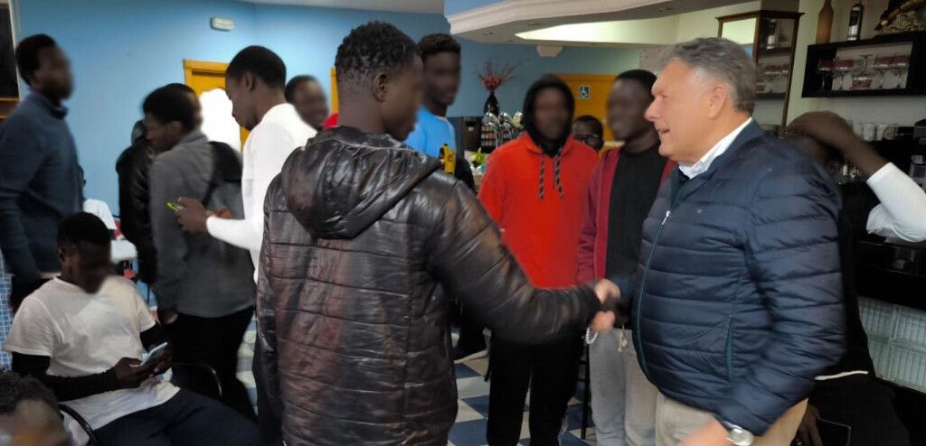 Telmo Martín visita a los inmigrantes alojados en Sanxenxo 