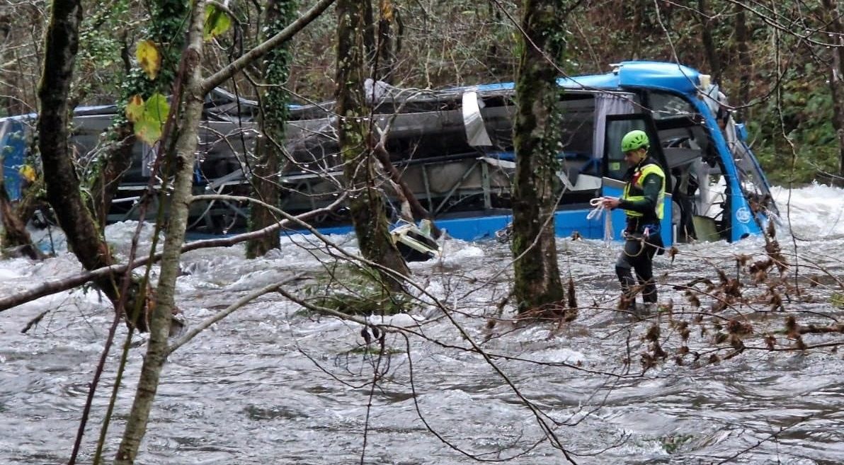 Tarefas de rescate das vítimas do autobús accidentado en Cerdedo