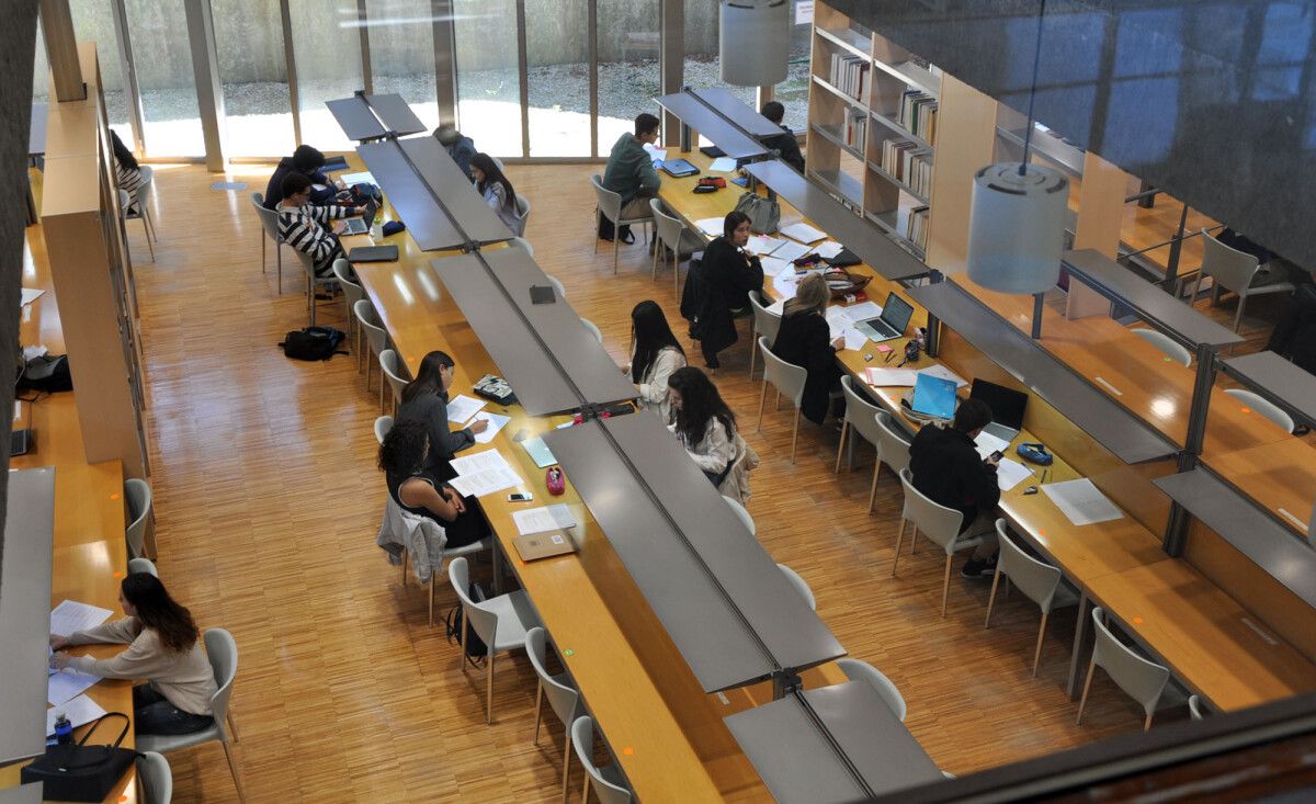 Alumnado en una biblioteca de la Universidad de Vigo