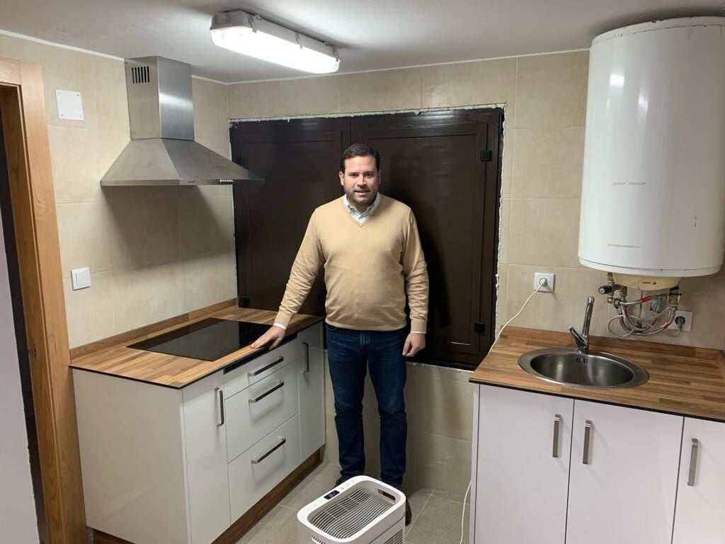 Jorge Cubela, en la cocina del albergue de la Vía Mariana