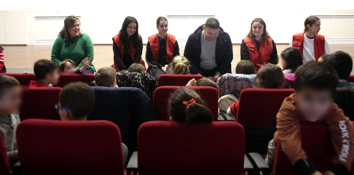 El alcalde, Manu Lourenzo, y la concejala de Igualdade e Benestar Social, Rosana Martínez Boullosa en el campamento de Nadal