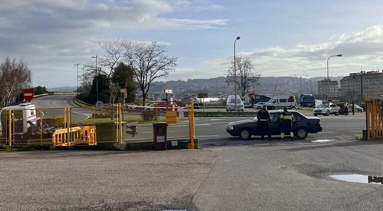 Un guindaste retira o vehículo que atascaba o parque de bombeiros