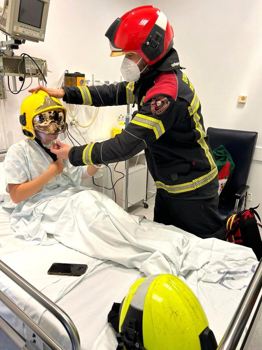 Visita de los bomberos de Pontevedra a los pacientes del área infantil del Hospital Provincial