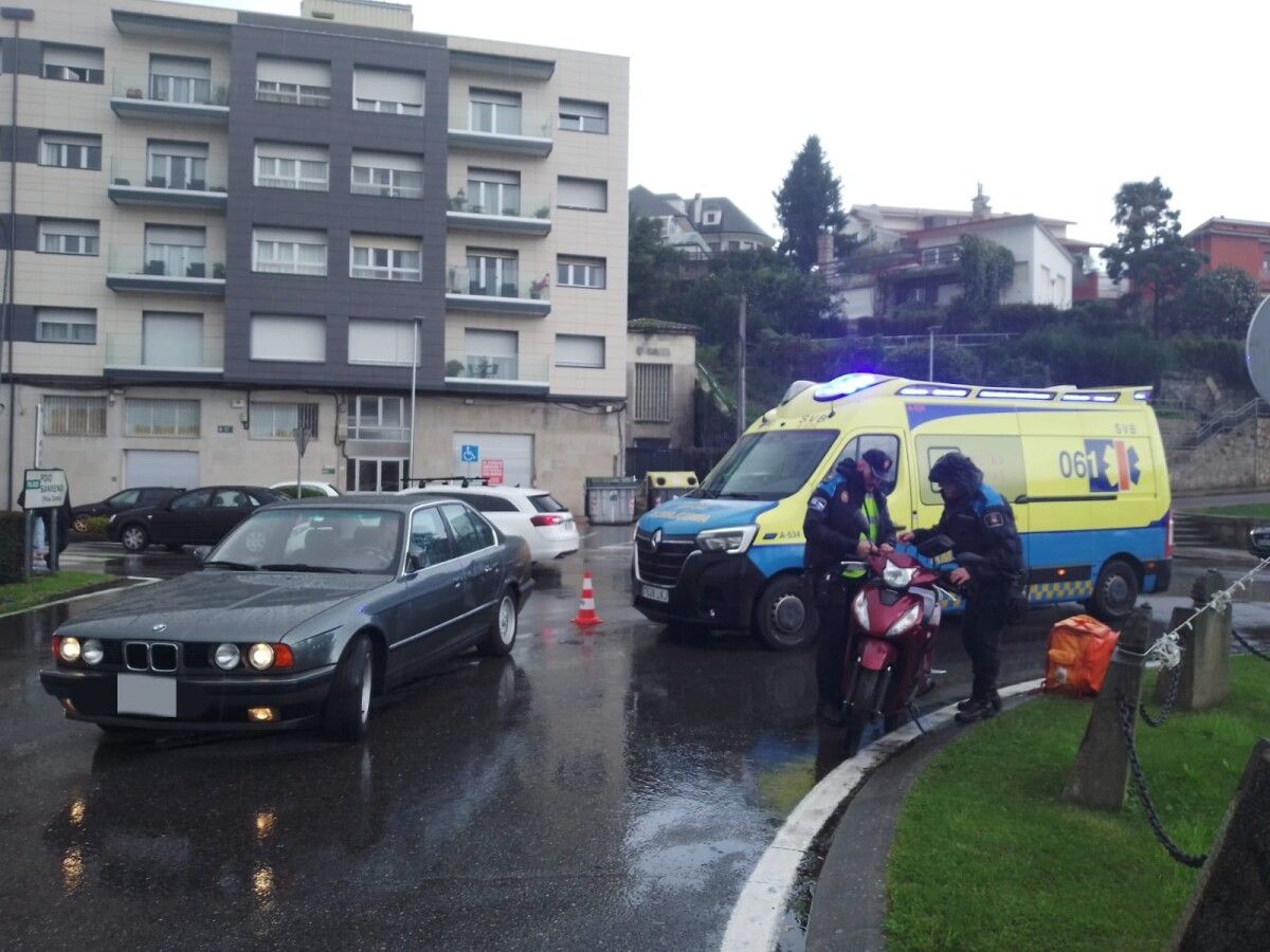 Accidente de tráfico en la rotonda del Puente de la Barca