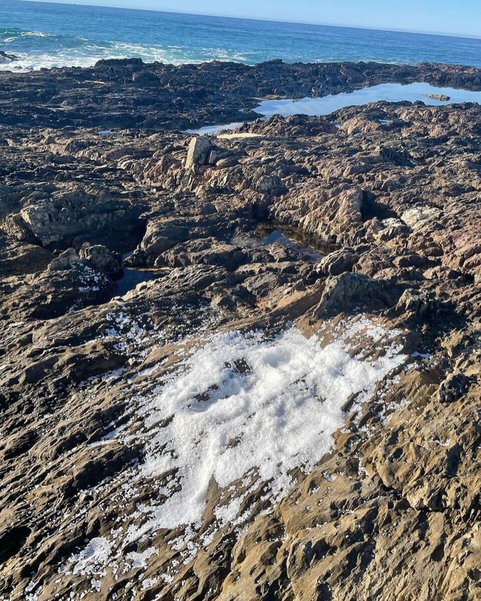 Pellets de plástico en las rocas de una playa