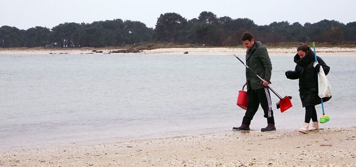 Los concejales de A Illa de Arousa Manuel Suárez y Laura Castro, en el parque de O Carreirón