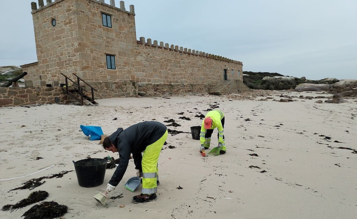 Retirada de pellets de una playa de Sálvora