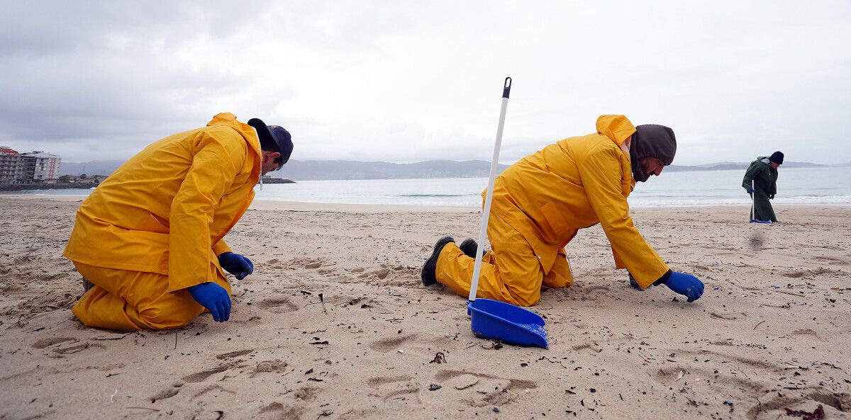 Recogida de pellets en la playa de Silgar