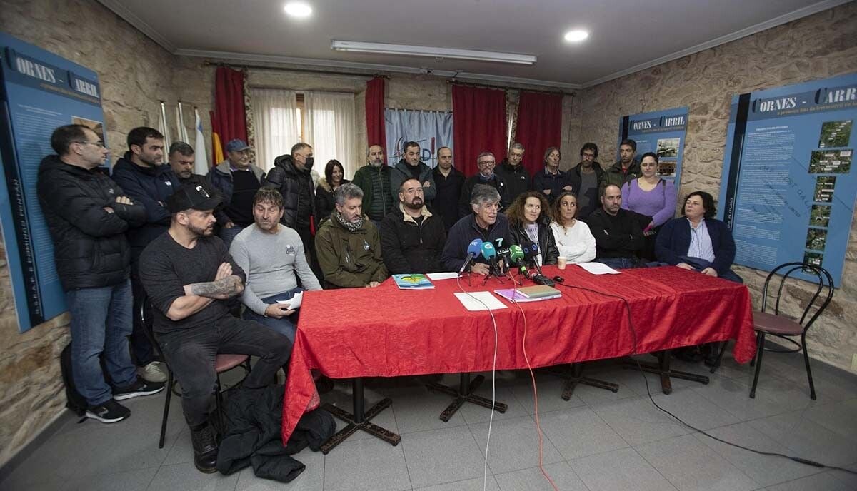 Rueda de prensa de las plataformas de las rías junto al sector del mar por la marea de pellets