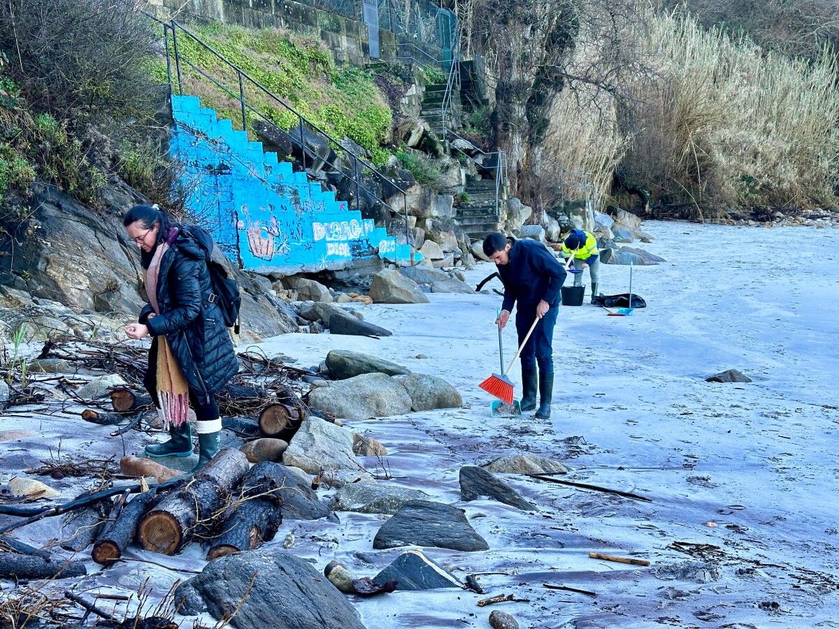 Limpieza de las bolas de plástico en las playas de Marín