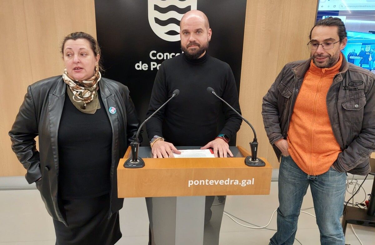 Los concejales del PSOE Yoya Blanco e Iván Puentes, con Quique Pérez, portavoz de Pedaladas