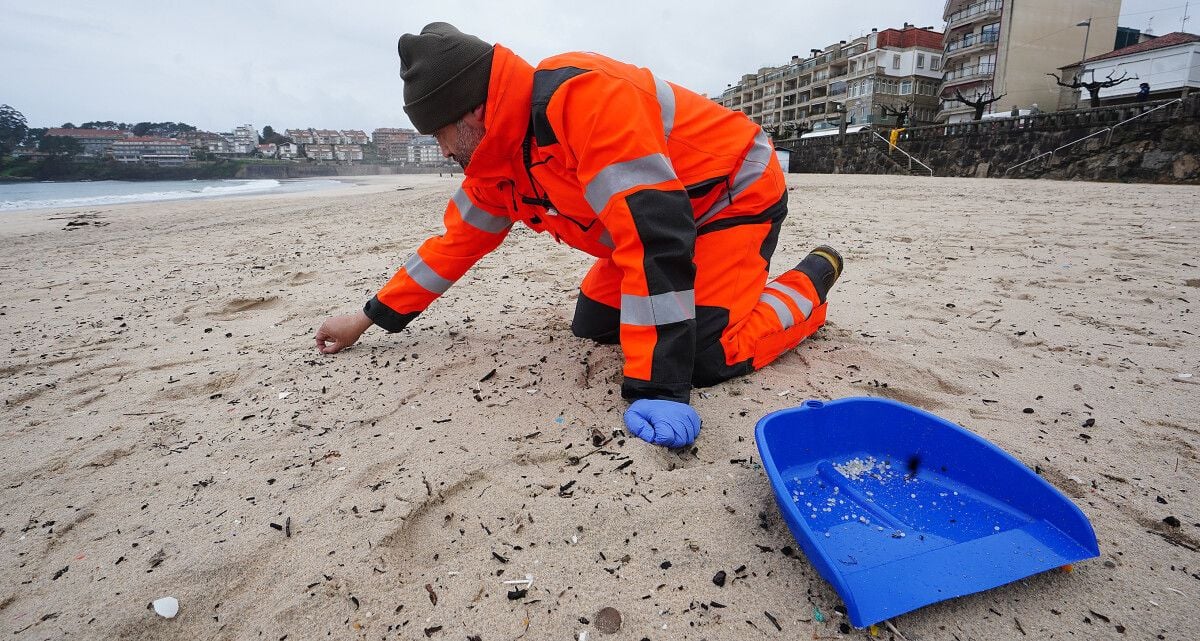 Recogida de pellets en la playa de Silgar