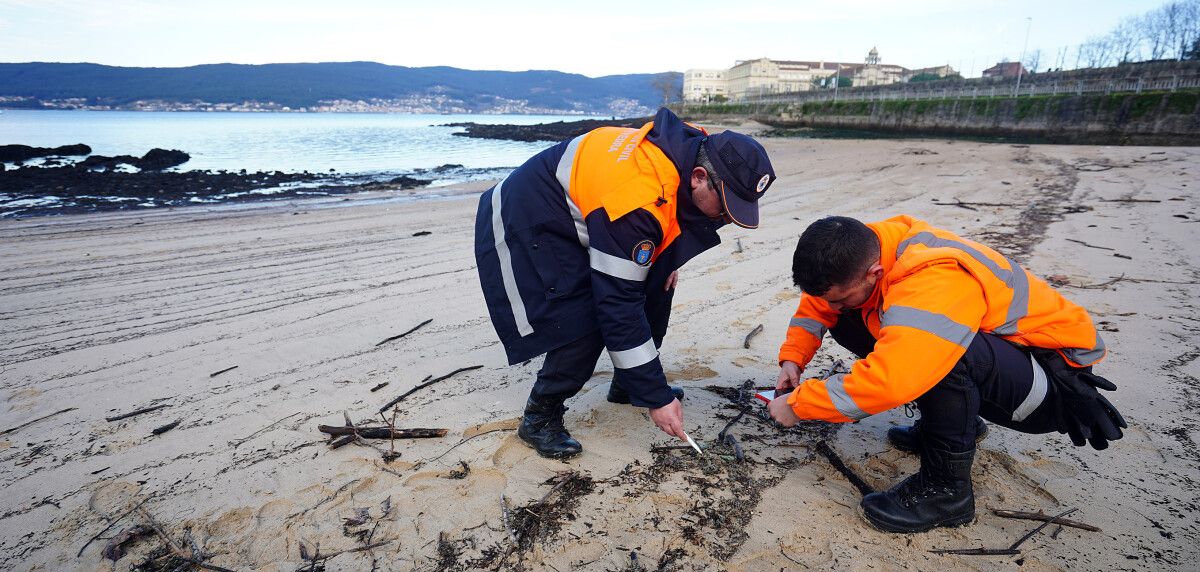 Llegada de los primeros 'pellets' a la playa do Cabo de Lourizán