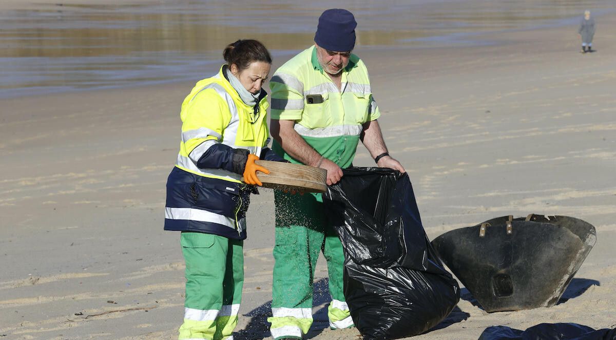 Recogida de pellets en una playa gallega