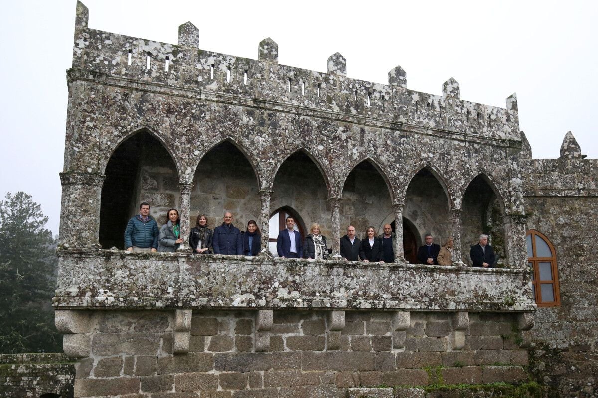 Representantes de la Deputación y de la FEMP en el Castelo de Soutomaior