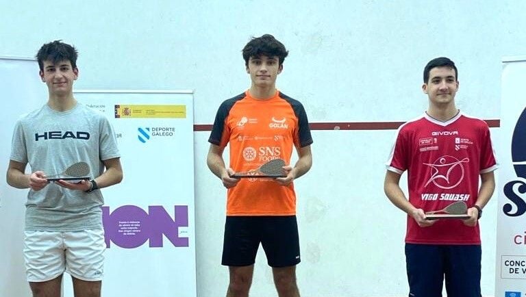 Pablo Caínzos (á esquerda) no podio do campionato galego de squash