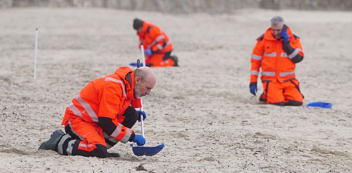 Recogida de pellets en la playa de Silgar